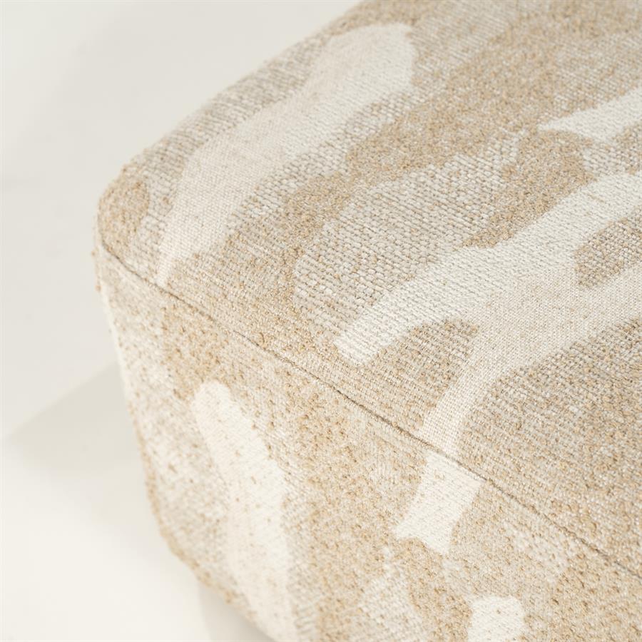 Nahaufnahme des Pouf Rytm Large mit detaillierter Ansicht des Stoffes und Musters - By-Boo