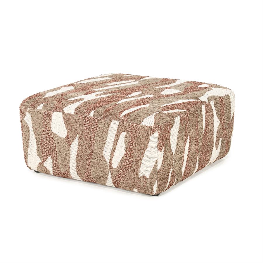 Pouf Rytm Large von By-Boo, ein quadratischer Pouf mit abstraktem Muster in Rotbraun und Beige auf weißem Hintergrund