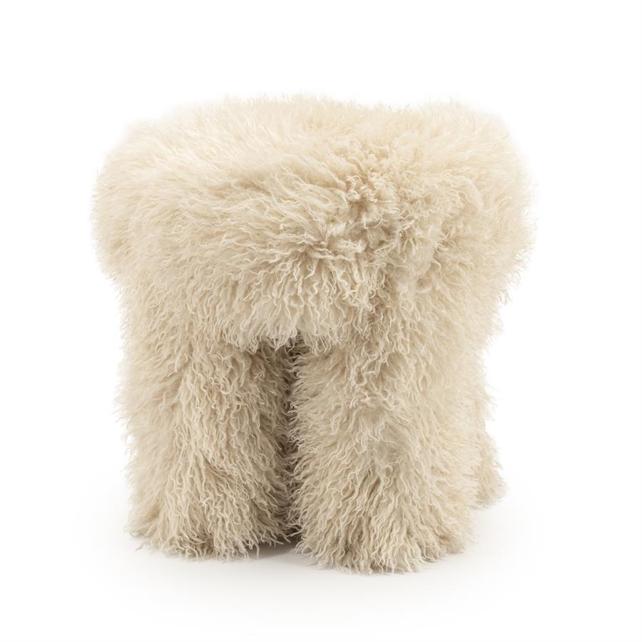 Hocker Doodly auf weißem Hintergrund, von vorne fotografiert, mit flauschigem, cremefarbenem Bezug - By-Boo