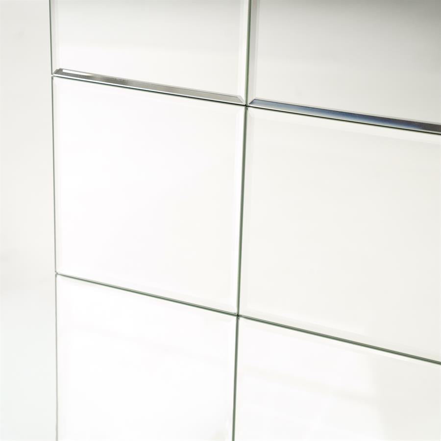 Nahaufnahme des Beistelltisch Flectron, mit den Glaspaneelen und Nähten aus schräger Perspektive - By-Boo