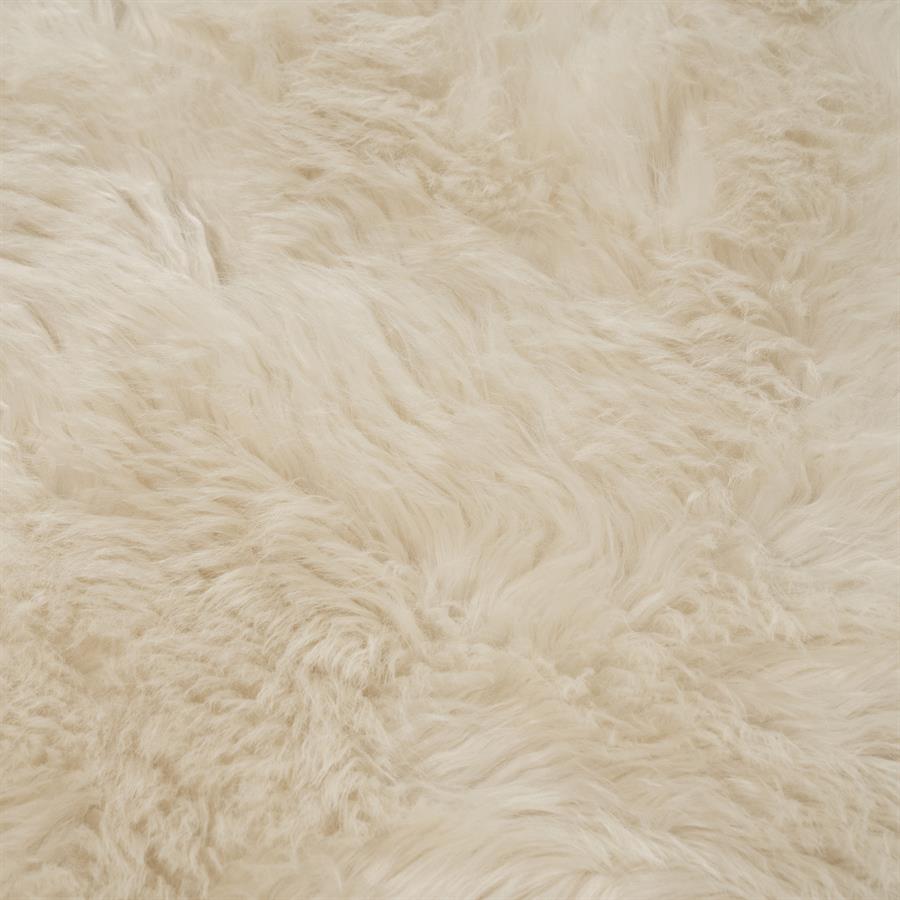 Detailaufnahme des Teppichs Laska, mit Fokus auf die weiche, cremefarbene Hochflortextur - By-Boo