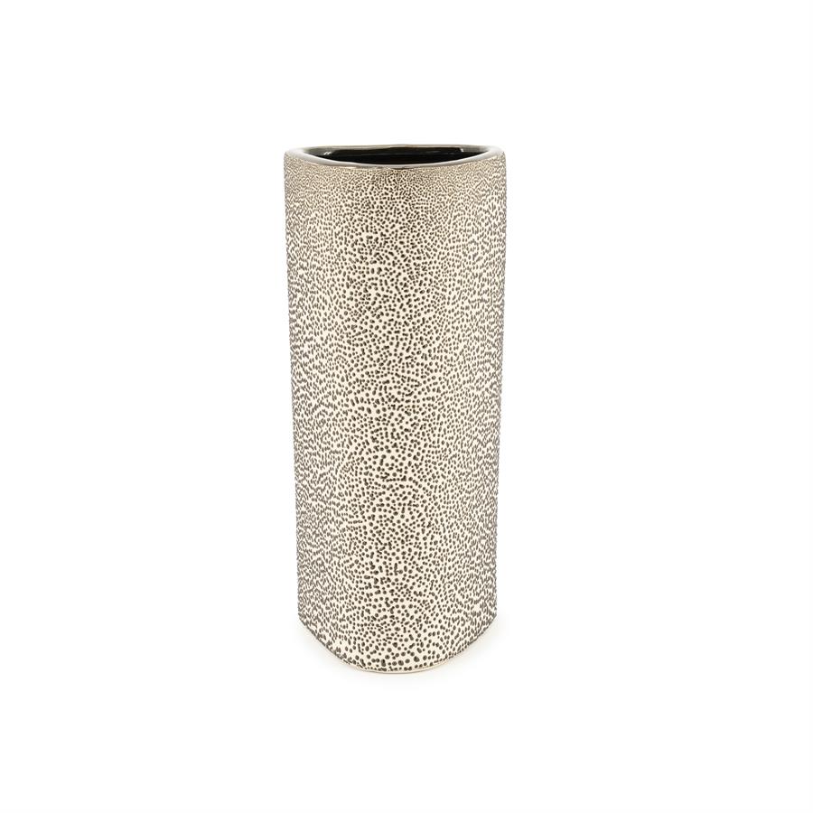 Die Vase Dotangle Large steht aufrecht vor weißem Hintergrund, mit einem subtilen Punktmuster - By-Boo