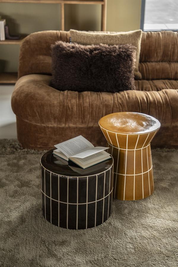 Tisch TileTastic 2 in einer Wohnzimmereinrichtung, mit einem offenen Buch und einem braunen Sofa im Hintergrund - By-Boo