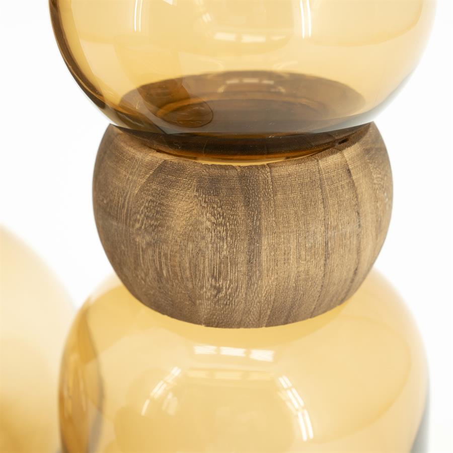 Nahaufnahme der Vase Verra Medium Braun, mit einem Holzdetail zwischen zwei bernsteinfarbenen Glaskugeln - By-Boo
