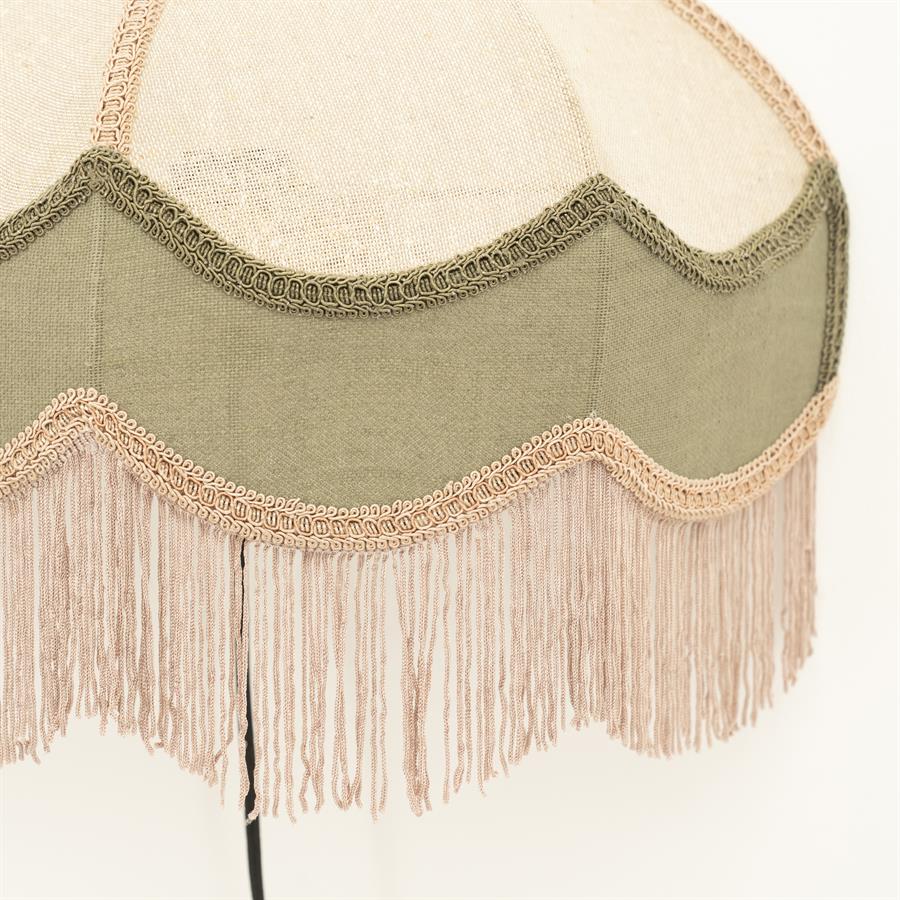 Detail der Wandleuchte Fringaloo mit Fransen und dekorativen Bändern in Nahaufnahme - By-Boo