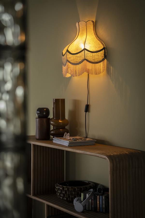 Wandleuchte Fringaloo in einer stimmungsvollen Umgebung mit anderen Wohnaccessoires auf einem Holzregal - By-Boo