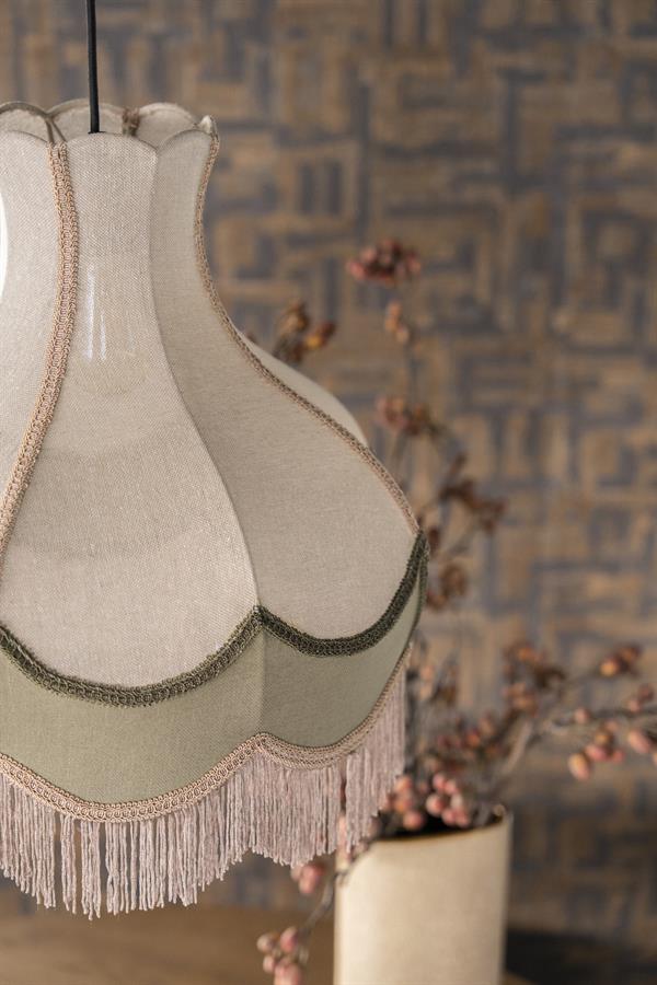 Nahaufnahme der Hängeleuchte Fringaloo mit cremefarbenem und grünem Stoff und Fransen, in einem Interieur - By-Boo