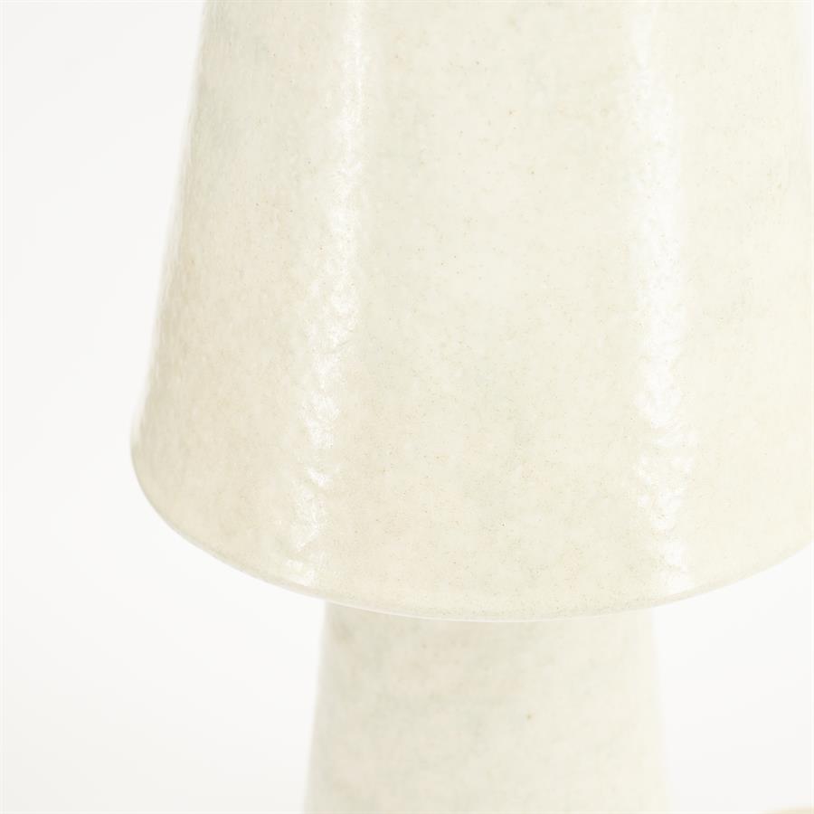 Nahaufnahme der Lampe Clayton Large, mit dem cremefarbenen Schirm und einem Teil des Fußes auf weißem Hintergrund - By-Boo
