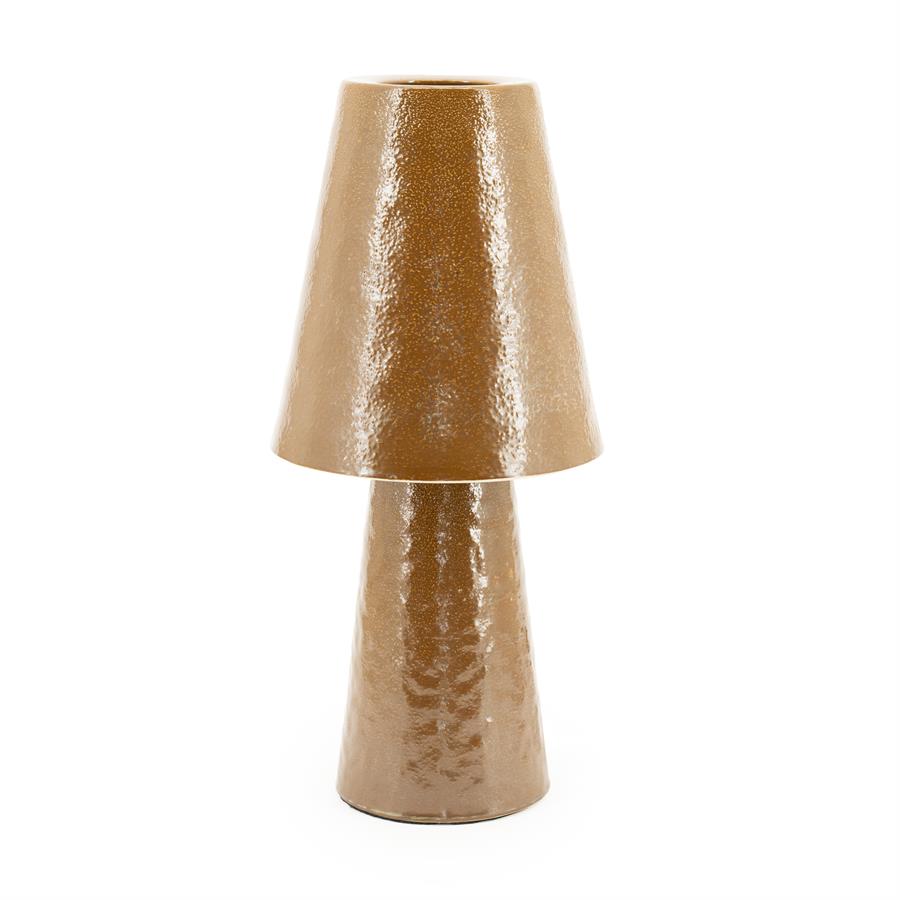Lampe Clayton Large auf weißem Hintergrund, mit kegelförmigem Fuß und Schirm in Braun - By-Boo