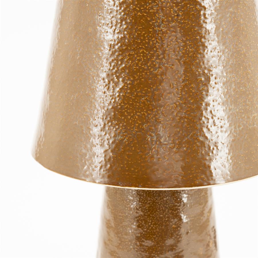 Detail der Lampe Clayton Large mit dem strukturierten braunen Schirm und einem Teil des Fußes - By-Boo