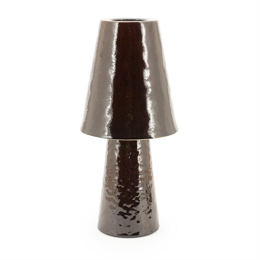 Lampe Clayton Large auf weißem Hintergrund, mit einer dunkelbraunen, glänzenden Oberfläche - By-Boo