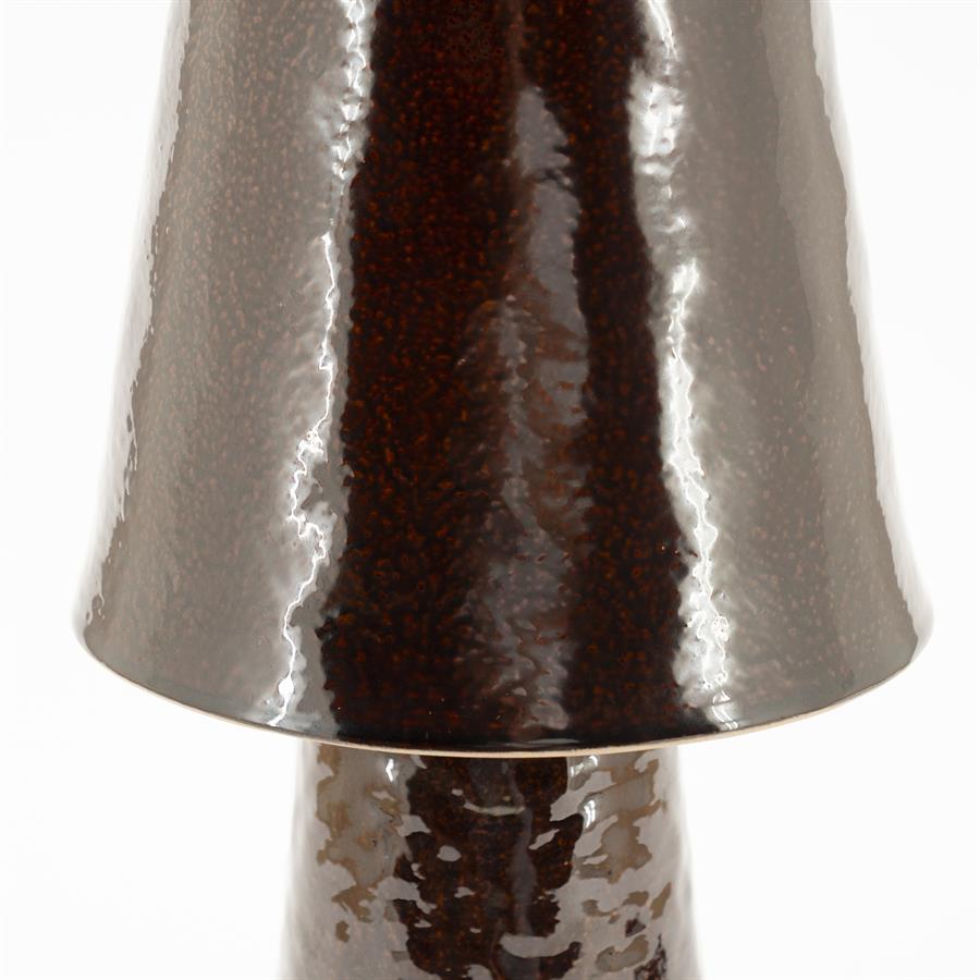 Detailaufnahme der Lampe Clayton Large, mit dem dunkelbraunen, glänzenden Schirm und teilweise dem Fuß auf weißem Hintergrund - By-Boo