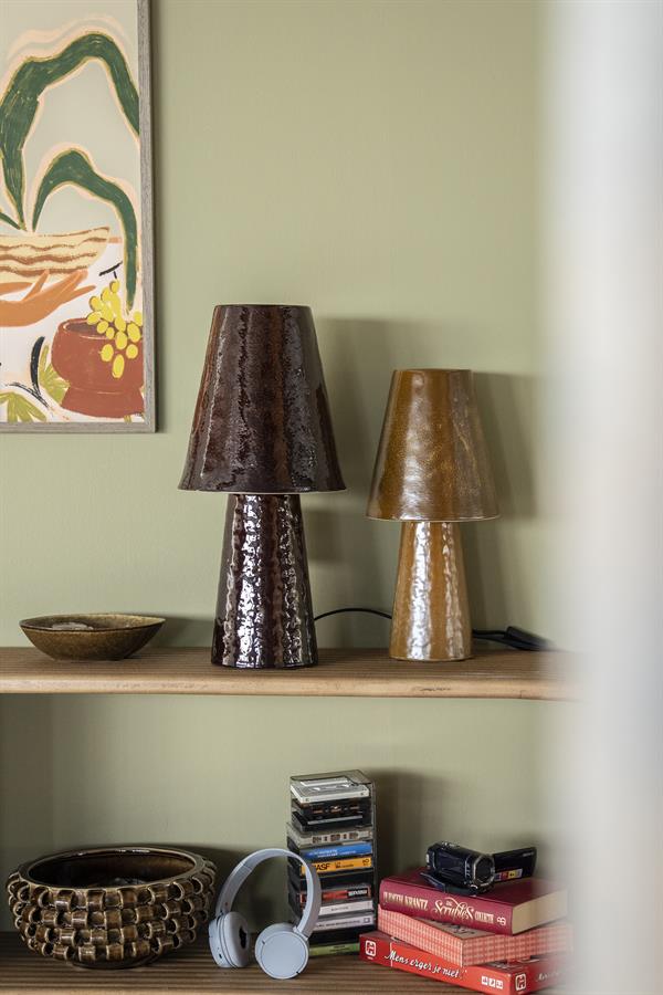 Zwei Lampen Clayton Large auf einem Holzregal mit einem Gemälde und weiterer Dekoration im Hintergrund - By-Boo