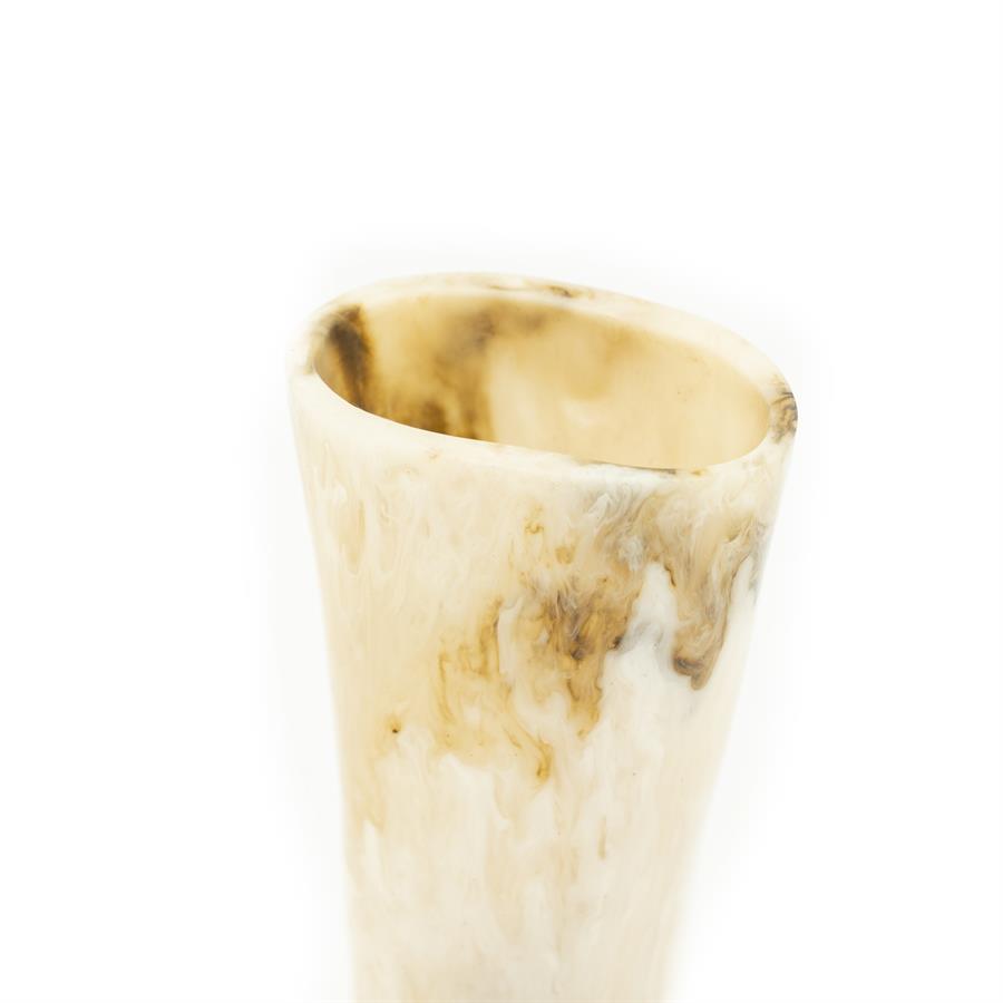Detailaufnahme der Vase Melu mit einem marmorierten Muster in Creme und Braun auf weißem Hintergrund - By-Boo