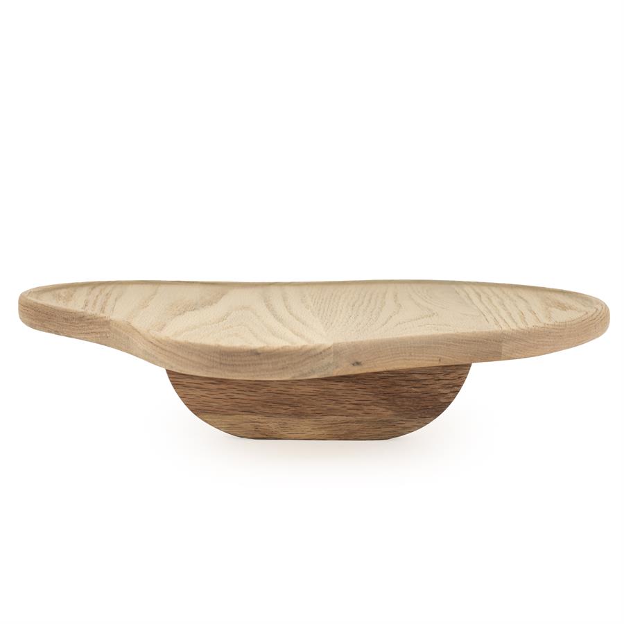 Tablett Sofa Tray Eiche von By-Boo, aus der Nähe auf weißem Hintergrund fotografiert