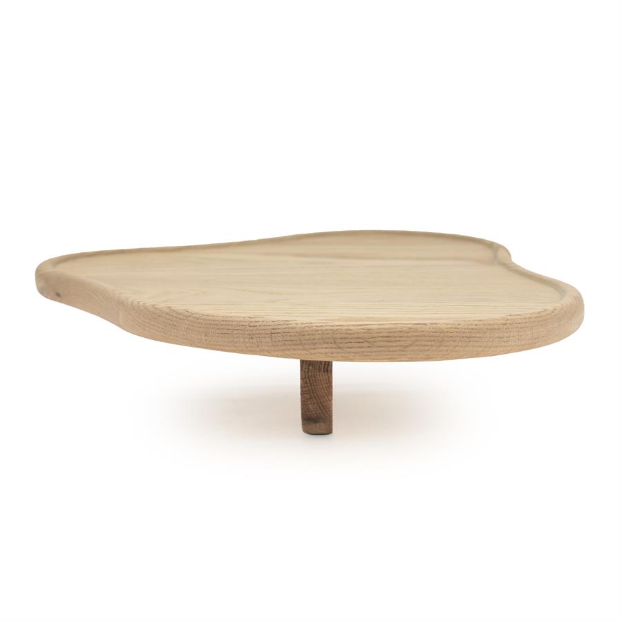 Tablett Sofa Tray Eiche auf weißem Hintergrund, aus einem niedrigen Blickwinkel fotografiert - By-Boo