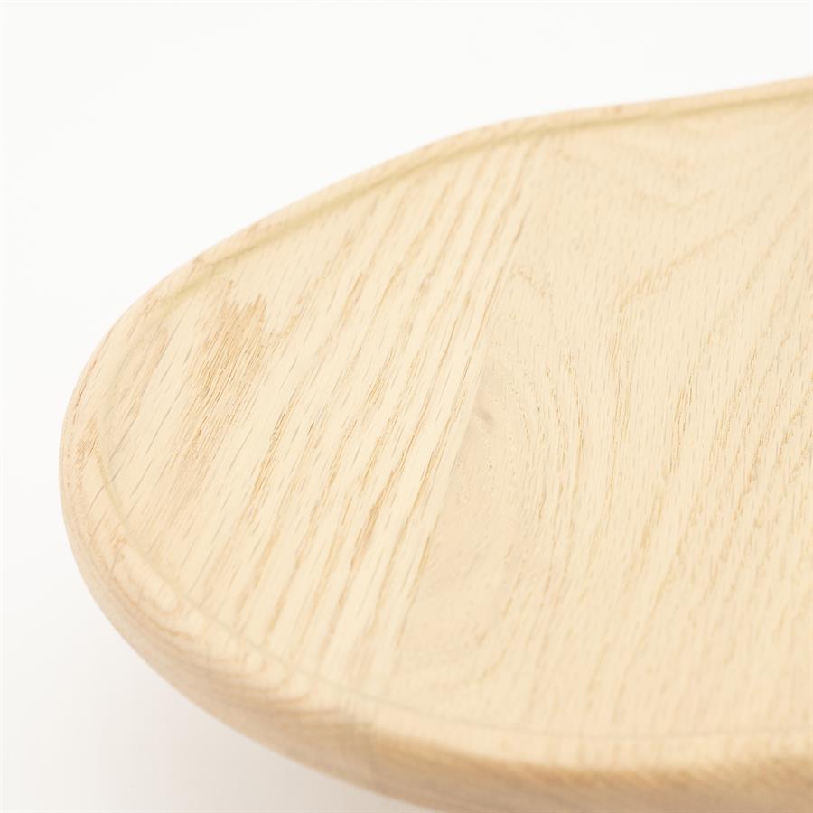 Detailaufnahme des Tablett Sofa Tray Eiche, mit der Holzmaserung und dem erhöhten Rand deutlich sichtbar - By-Boo