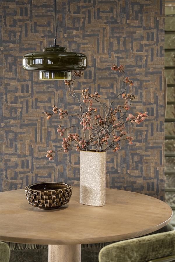 Die Schale Loopa steht auf einem Holztisch, mit einer Vase und Beeren im Hintergrund - By-Boo