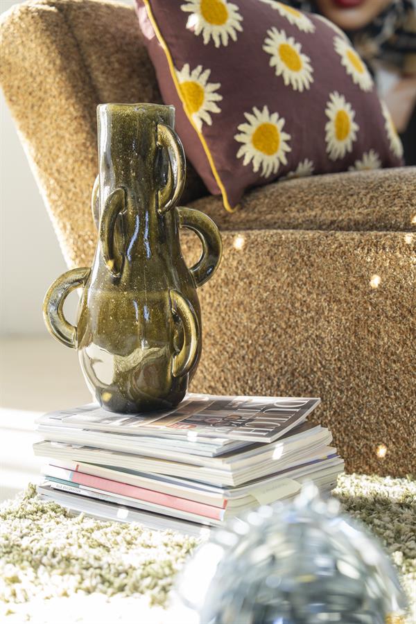 Vase Zaza 1 in einer Wohnzimmerumgebung, stehend auf einem Zeitschriftenstapel auf einem grünen Teppich - By-Boo