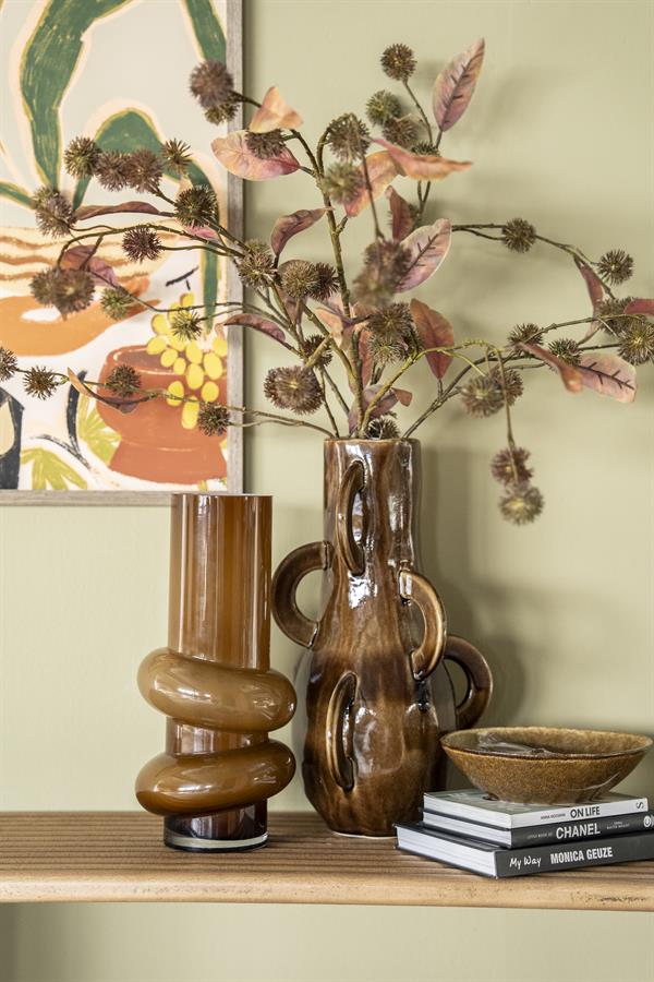 Vase Zaza 1 in einer Wohnumgebung, stehend auf einem Holzregal neben einer braunen Vase - By-Boo