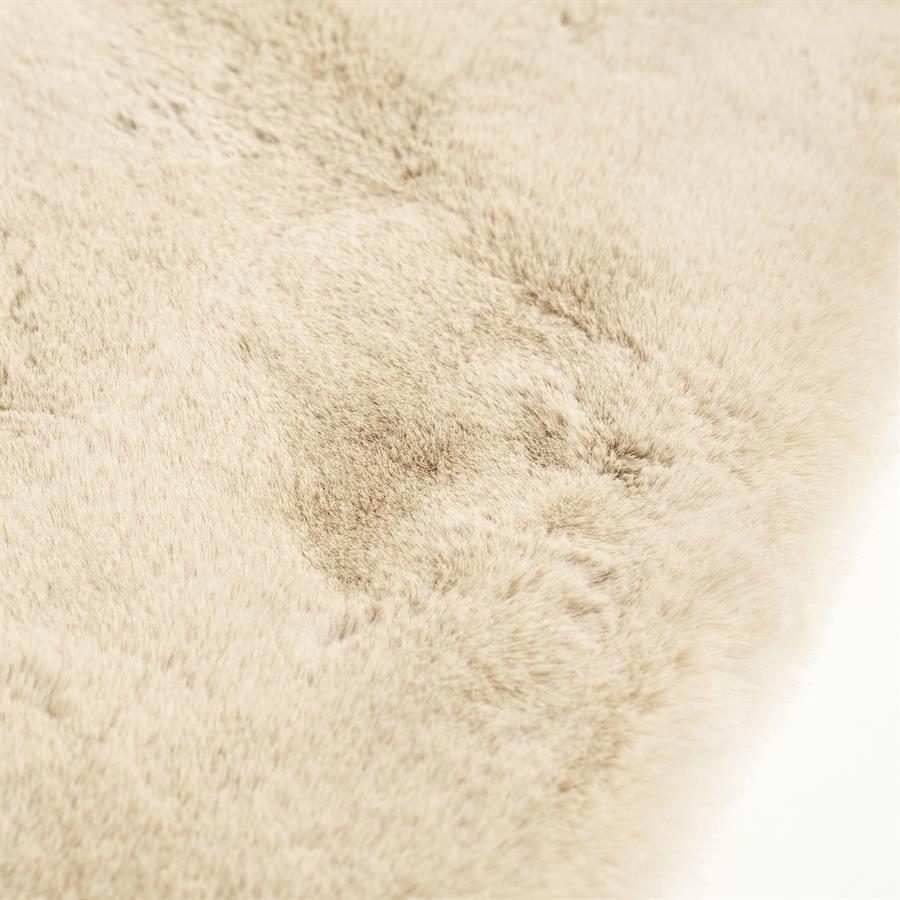 Detailaufnahme des weichen, beigen Flors des Teppichs Zena organic Beige - By-Boo