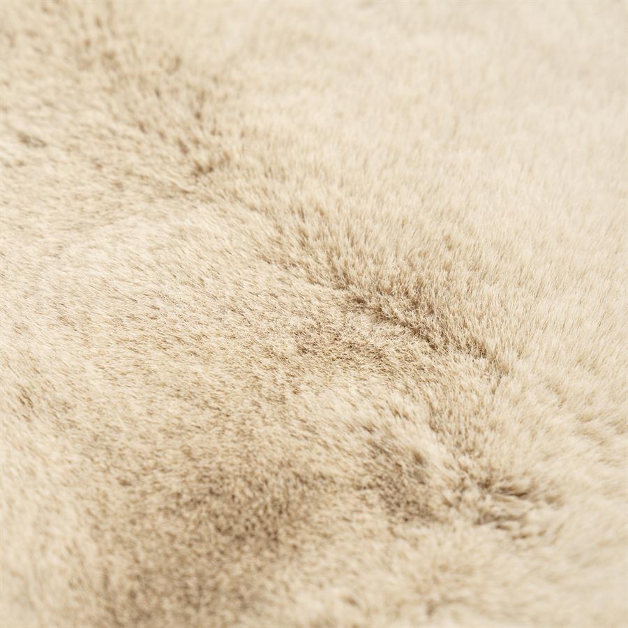 Nahaufnahme der weichen Textur des Teppichs Zena organic Beige - By-Boo
