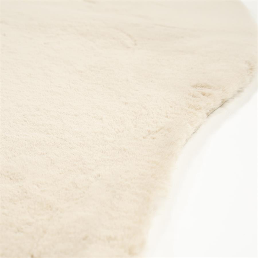 Detailaufnahme der weichen Textur des Teppichs Zena organic Beige auf weißem Hintergrund - By-Boo
