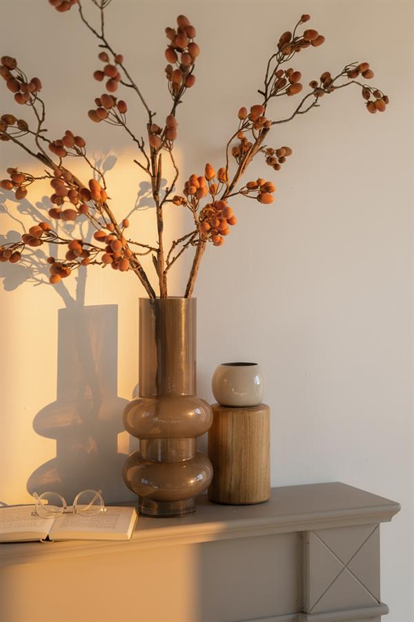 Die Vase Belloa Beige mit Ästen steht auf einem Sideboard mit einem offenen Buch und einer Brille daneben - By-Boo