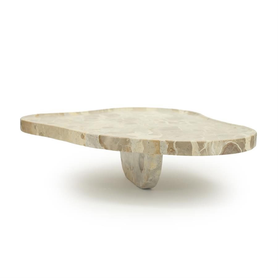 Tablett Sofa Tray Marrone auf weißem Hintergrund, aus einer niedrigen Perspektive fotografiert - By-Boo
