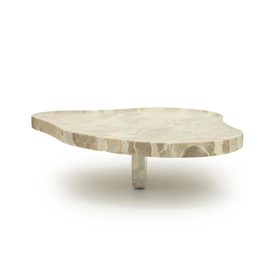 Tablett Sofa Tray Marrone auf weißem Hintergrund, aus der Nähe fotografiert - By-Boo