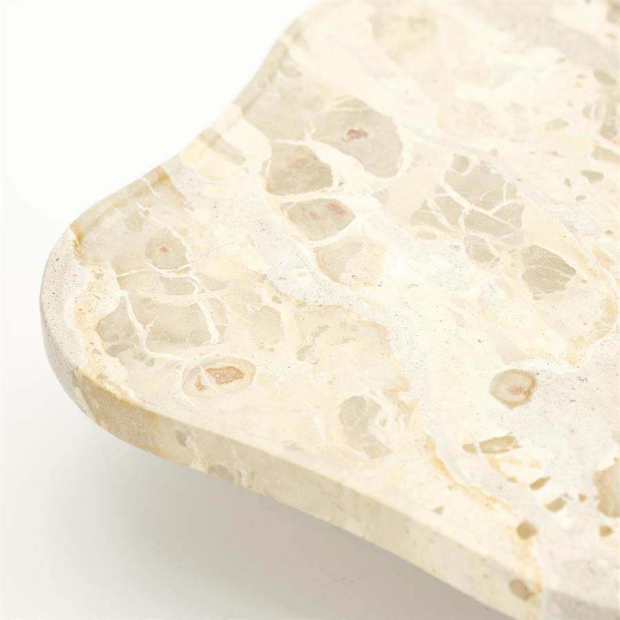 Nahaufnahme des Tablett Sofa Tray Marrone mit detailliertem Blick auf das marmorierte Muster - By-Boo