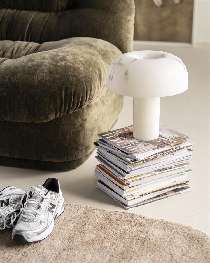 Leuchte GlowStone auf einem Zeitschriftenstapel neben einem grünen Sessel und weißen Turnschuhen - By-Boo