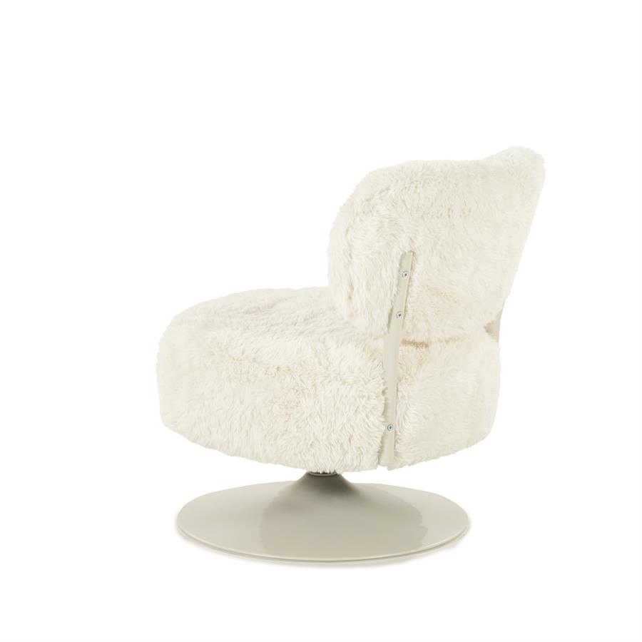 Sessel Furlo mit weißem Teddy-Stoff auf weißem Hintergrund, schräg von hinten fotografiert - By-Boo