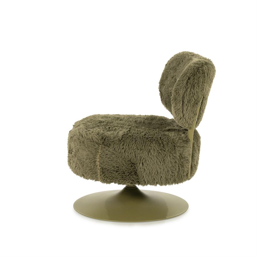 Sessel Furlo von By-Boo, ein bequemer Stuhl mit flauschigem Bezug, auf weißem Hintergrund