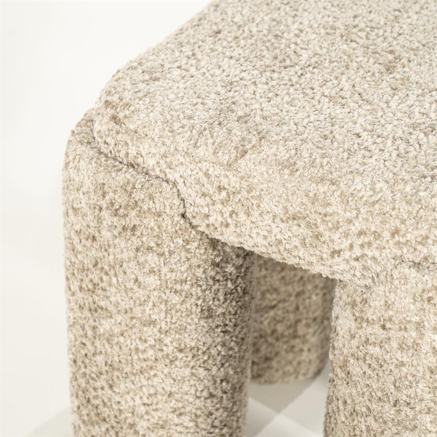 Detailaufnahme des Hocker Omla mit dem flauschigen beigefarbenen Stoff und einer sichtbaren Naht - By-Boo