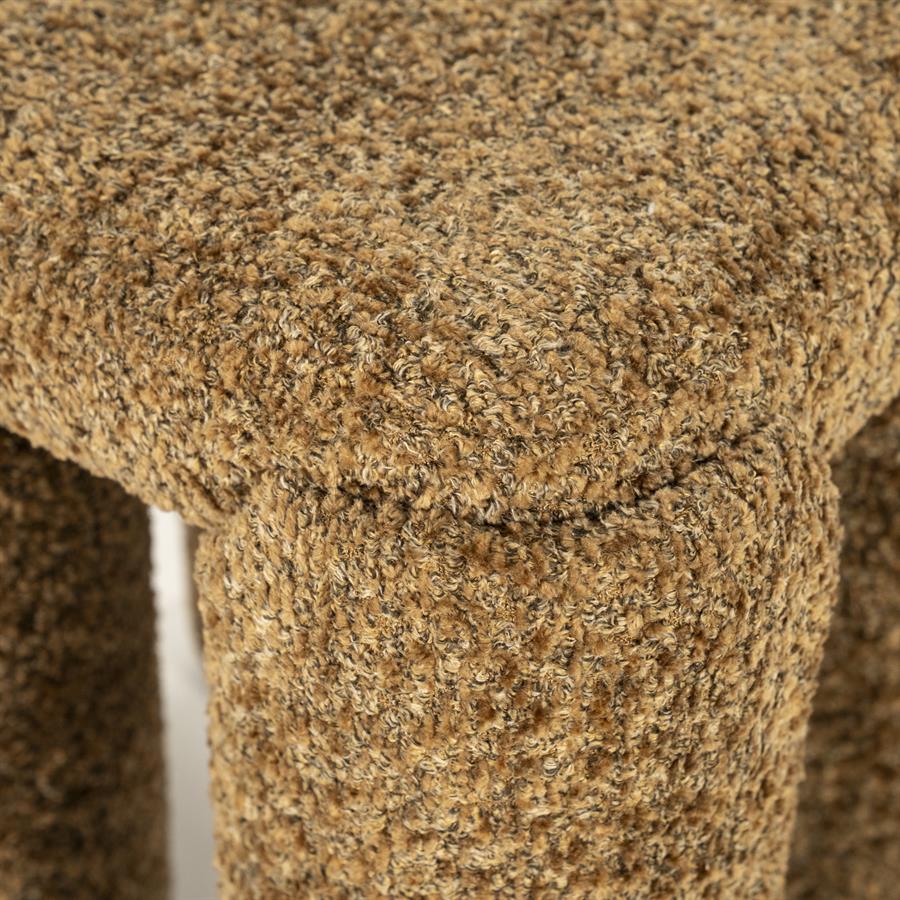 Nahaufnahme des braunen, flauschigen Stoffes des Hocker Omla, mit Fokus auf Textur und eine Naht - By-Boo