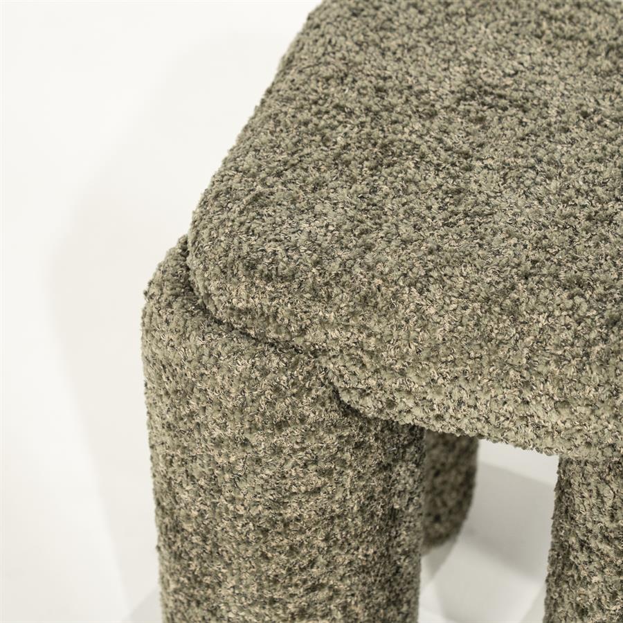 Detail des Hockers Omla mit der groben, weichen Textur des grünen Bouclé-Stoffes - By-Boo