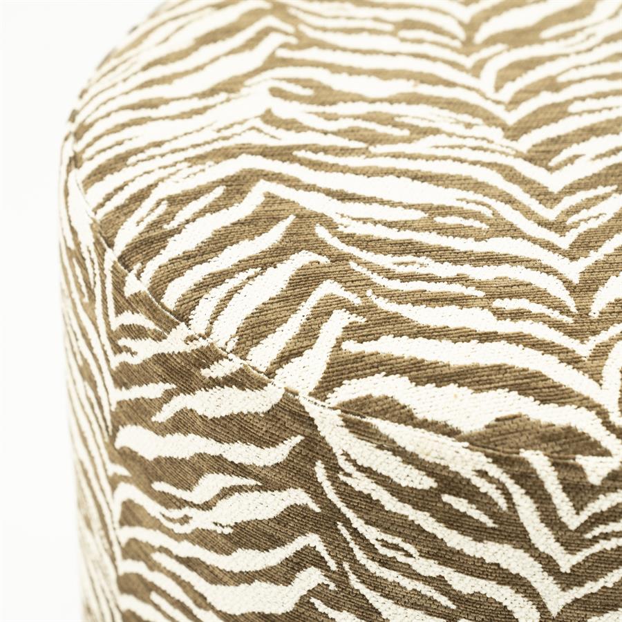 Nahaufnahme des Hocker Tigra, mit einer detaillierten Ansicht des braun-weißen Zebramusters und der Nähte - By-Boo