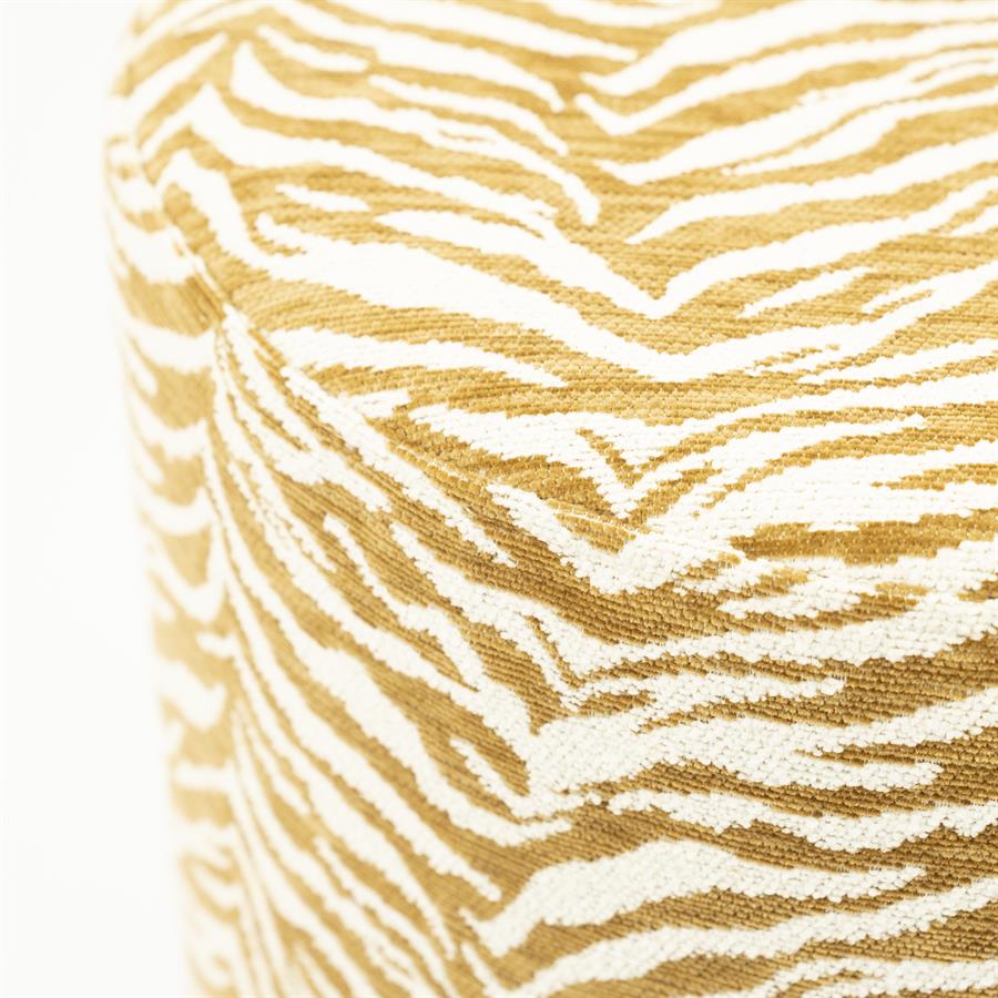 Nahaufnahme des Hocker Tigra, mit einem Detail des gestreiften Musters in Braun und Weiß - By-Boo
