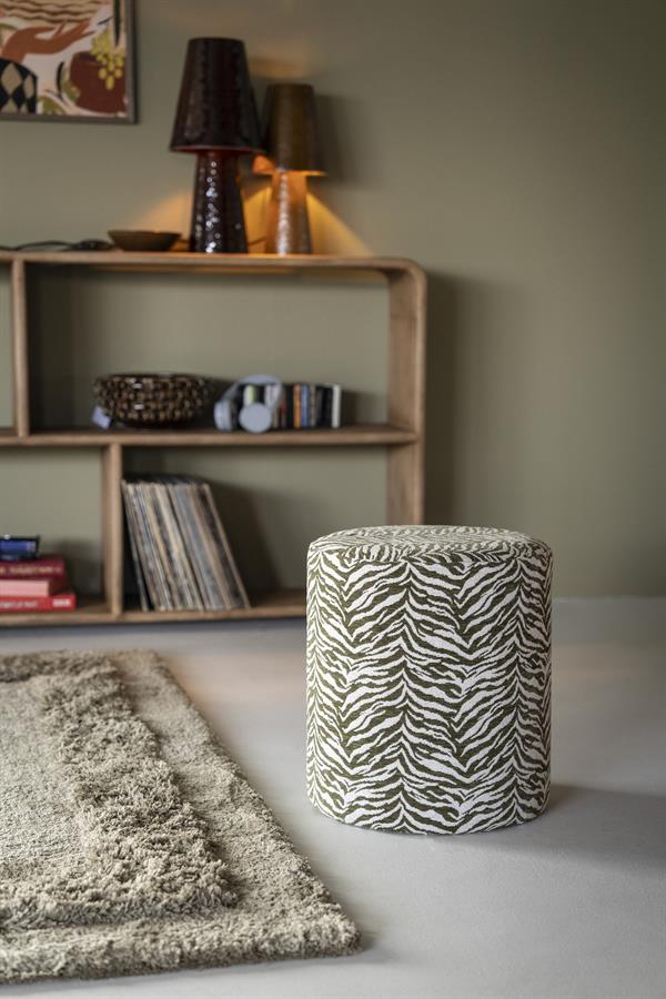 Hocker Tigra mit Zebramuster in einem Wohnzimmer mit einem Holzregal und zwei Lampen - By-Boo