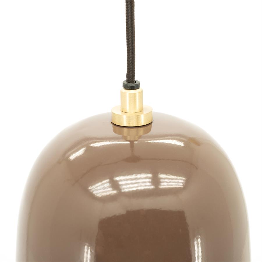 Detailaufnahme der Leuchte Bellure Braun, mit braunem Schirm und goldener Fassung vor weißem Hintergrund - By-Boo