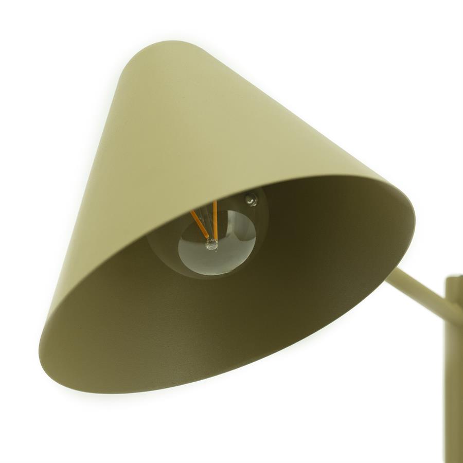 Detailaufnahme der Fassung und Glühbirne in der Tischlampe Capa mit einem matten olivgrünen Schirm - By-Boo