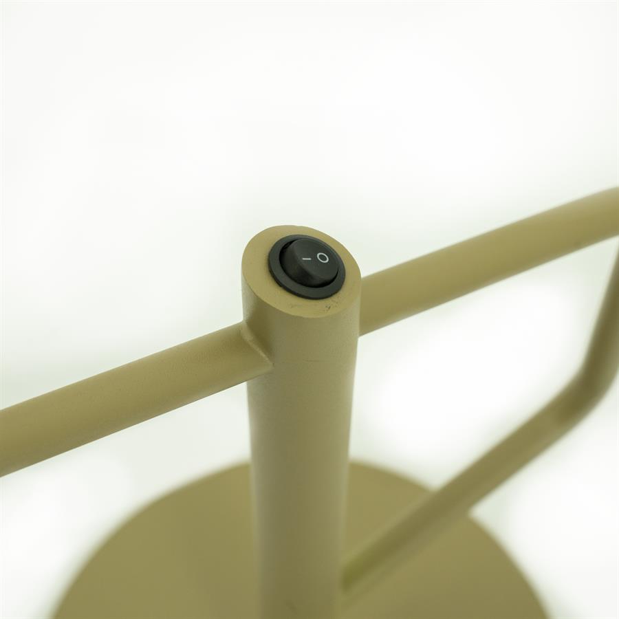 Detailaufnahme des schwarzen Ein-Aus-Schalters am Stab der Tischlampe Capa - By-Boo