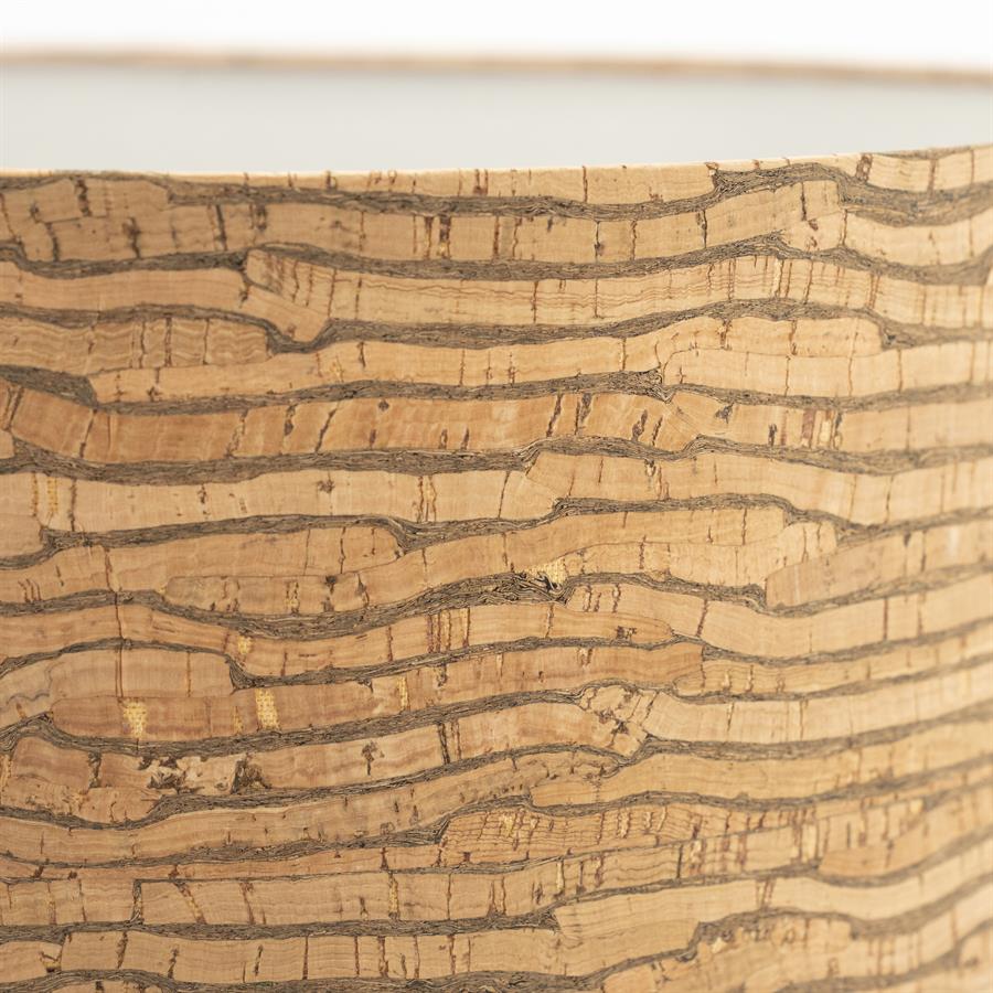 Nahaufnahme der Tischleuchte Kura, die die einzigartige Textur des Korkmaterials zeigt - By-Boo