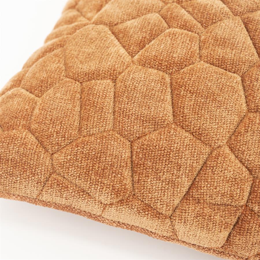 Nahaufnahme des Kissen Stitch Mocha Mousse mit einem strukturierten Muster auf weißem Hintergrund - By-Boo