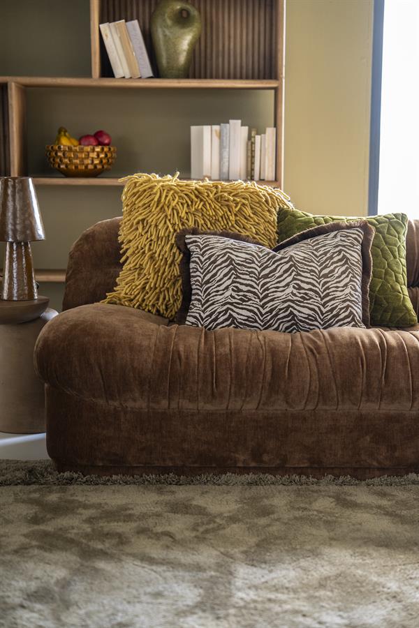 Kissen Stitch Grün auf einem braunen Sofa, mit einem gelben Kissen und einem Zebramusterkissen - By-Boo