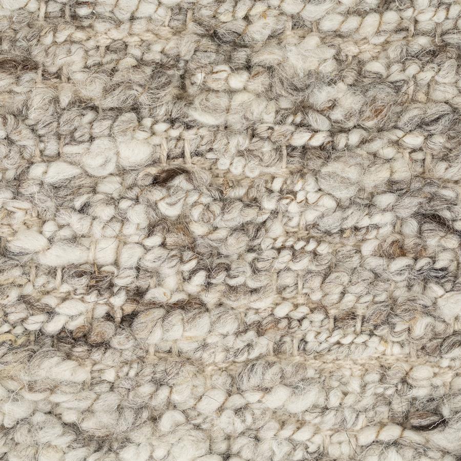 Nahaufnahme des Teppichs Kalme, mit Fokus auf die detaillierte, grob gewebte Textur in Beige und Grau - By-Boo