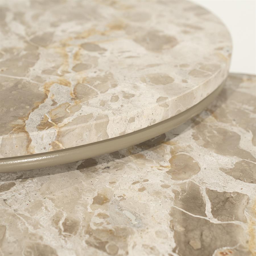 Detailaufnahme der runden Marmorplatten des Tisch Alvar, Set von 2, mit einem hellen Rand - By-Boo