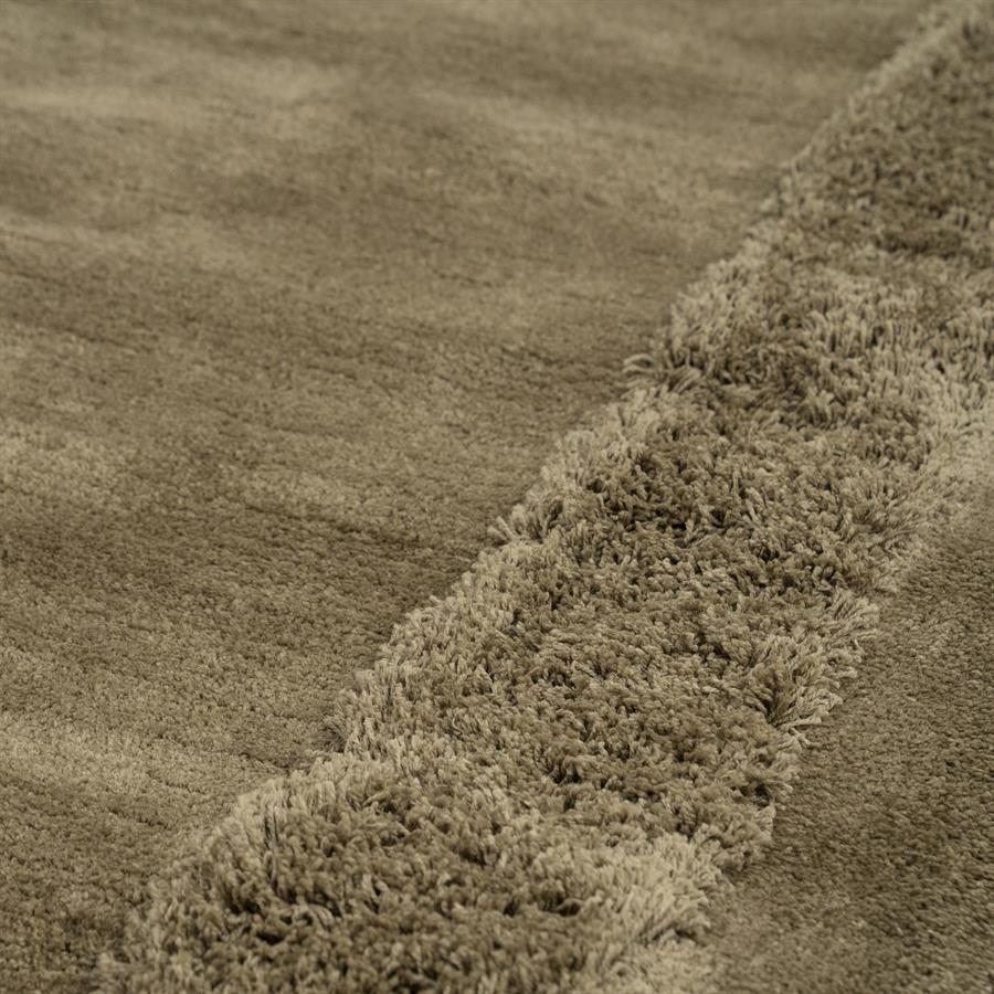 Detailaufnahme des Teppichs Tura mit einem diagonalen Streifen aus längeren, zotteligen Fasern - By-Boo