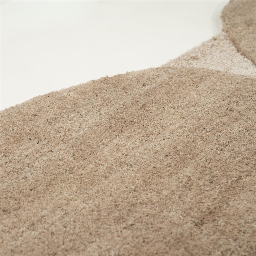 Nahaufnahme der weichen Textur und hellen Farbtöne des Teppichs Iwa auf weißem Hintergrund - By-Boo